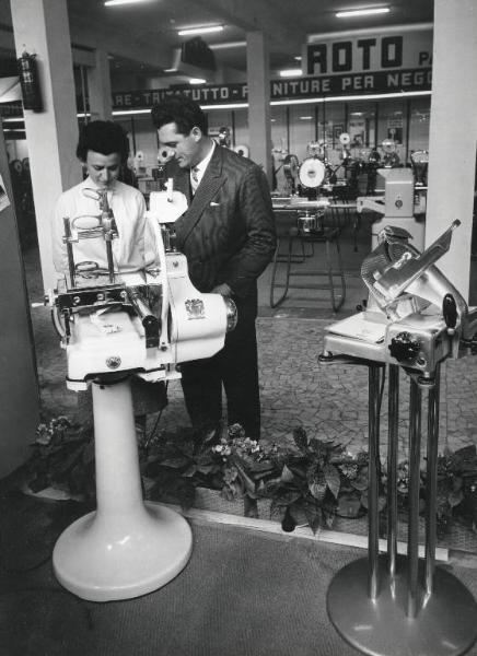 Fiera di Milano - Campionaria 1956 - Padiglione delle forniture e impianti per la casa, alberghi e negozi - Interno