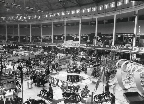 Fiera di Milano - Campionaria 1956 - Padiglione auto, avio, moto, ciclo, accessori e articoli sportivi - Interno - Stand Moto Guzzi