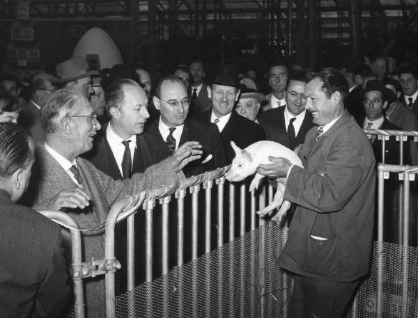 Fiera di Milano - Campionaria 1957 - Visita dell'ambasciatore inglese Ashley Clarke