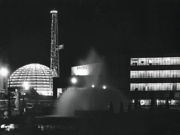 Fiera di Milano - Campionaria 1957 - Entrata di piazza Giulio Cesare - Fontana - Veduta notturna
