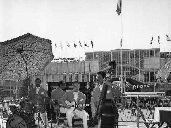 Fiera di Milano - Campionaria 1957 - Palazzo emiciclo - Ristorante - Orchestra