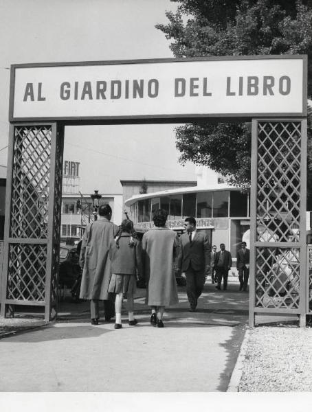 Fiera di Milano - Campionaria 1957 - Largo X - Mostra Giardino del libro - Ingresso