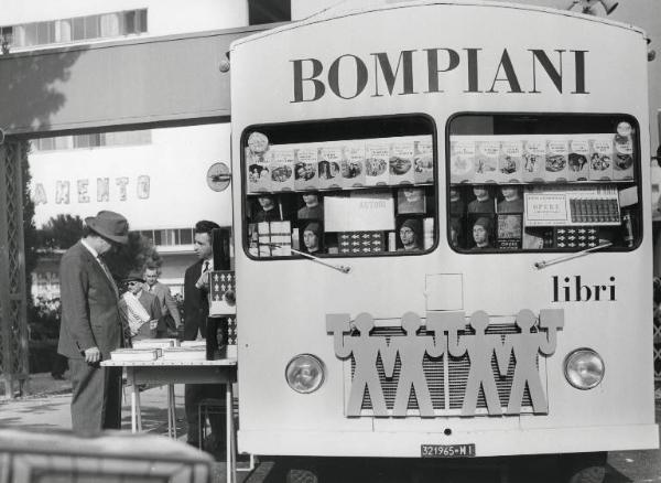 Fiera di Milano - Campionaria 1957 - Mostra Giardino del libro - Stand della Bompiani