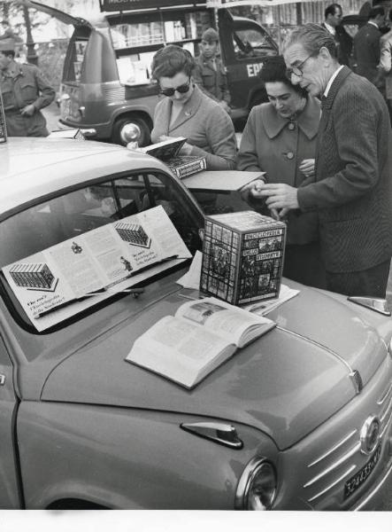 Fiera di Milano - Campionaria 1957 - Mostra Giardino del libro - Stand dell'Enciclopedia dello studente