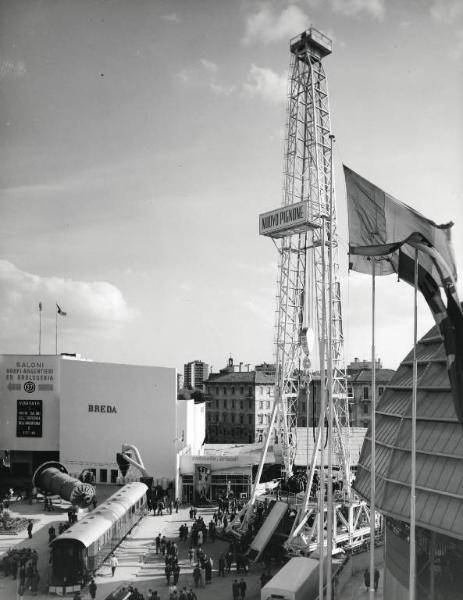 Fiera di Milano - Campionaria 1957 - Area espositiva all'aperto e padiglione della Breda