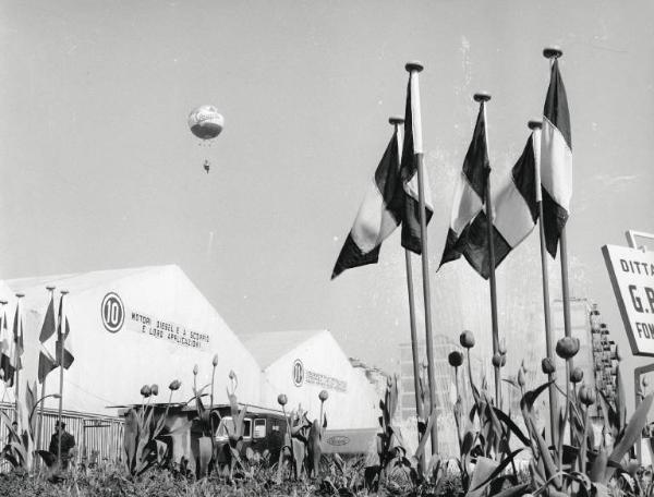 Fiera di Milano - Campionaria 1957 - Aiuola fiorita con bandiere