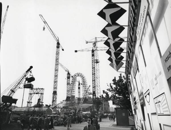 Fiera di Milano - Campionaria 1957 - Viale del lavoro - Settore dell'edilizia