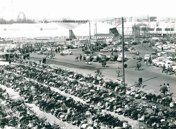 Fiera di Milano - Campionaria 1957 - Parcheggio esterno - Motociclette