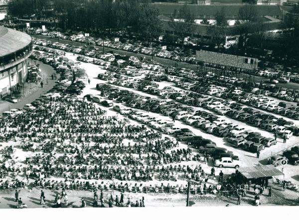 Fiera di Milano - Campionaria 1957 - Parcheggio esterno
