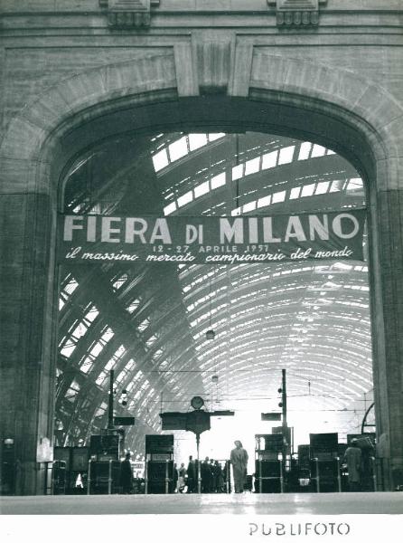 Milano - Stazione centrale - Striscione pubblicitario della Fiera campionaria di Milano del 1957