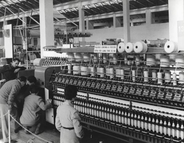 Fiera di Milano - Campionaria 1957 - Padiglione macchine per l'industria tessile e per maglieria - Interno