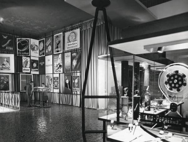Fiera di Milano - Campionaria 1957 - Padiglione del Salone dell'argenteria, oreficeria, orologeria e affini - Interno