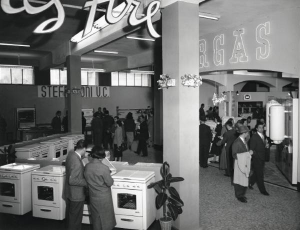 Fiera di Milano - Campionaria 1957 - Padiglione forniture e impianti per la casa, per il bar, per il negozio, per l'albergo - Interno