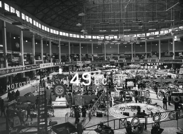 Fiera di Milano - Campionaria 1957 - Padiglione auto, avio, moto, ciclo, accessori e articoli sportivi - Interno