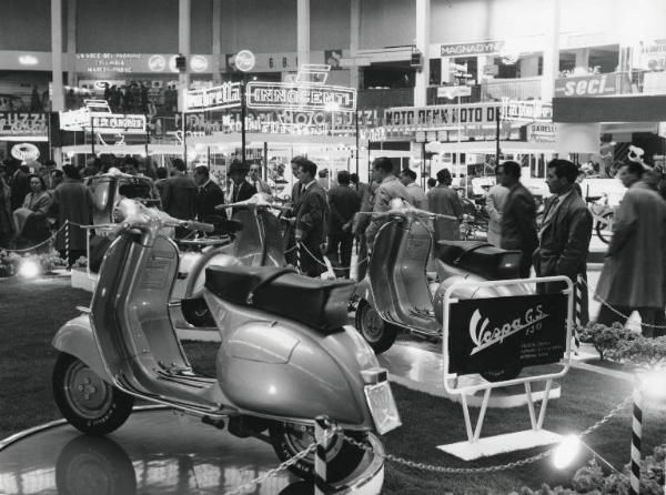 Fiera di Milano - Campionaria 1957 - Padiglione auto, avio, moto, ciclo, accessori e articoli sportivi - Interno - Vespa Piaggio GS 150