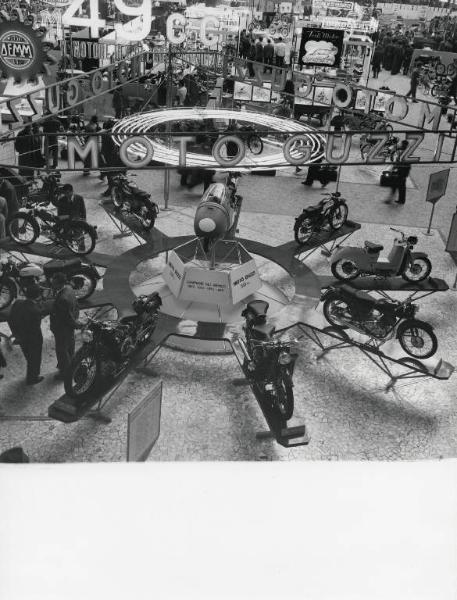 Fiera di Milano - Campionaria 1957 - Padiglione auto, avio, moto, ciclo, accessori e articoli sportivi - Stand Moto Guzzi