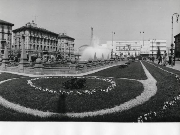 Fiera di Milano - Campionaria 1958 - Entrata di piazza Giulio Cesare - Giardino