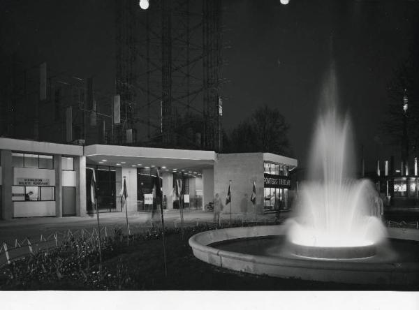 Fiera di Milano - Campionaria 1958 - Porta Agricoltura - Entrata di piazza Carlo Magno - Fontana - Veduta notturna