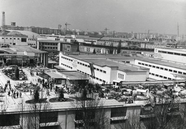 Fiera di Milano - Campionaria 1958 - Terrazzo Belvedere - Mostra dei mobili e giochi da giardino, delle aiuole fiorite e dei giardini pensili