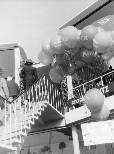 Fiera di Milano - Campionaria 1958 - Palloncini pubblicizzati caramelle Motta