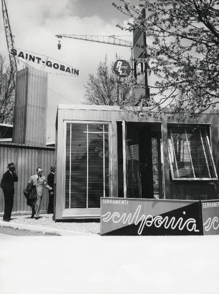 Fiera di Milano - Campionaria 1958 - Viale del lavoro - Settore dell'edilizia - Stand dei serramenti Sculponia