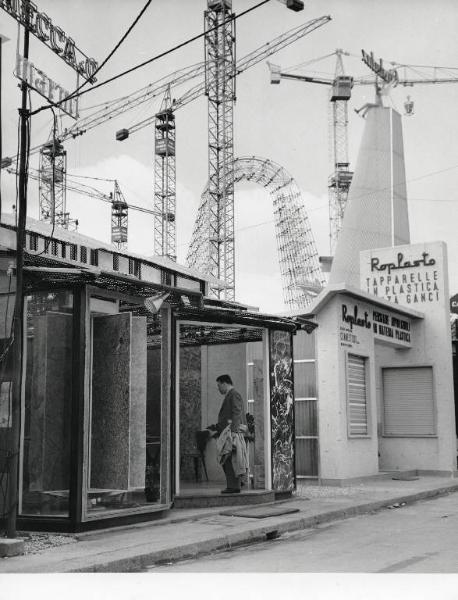 Fiera di Milano - Campionaria 1958 - Settore dell'edilizia - Stand della Roplasto