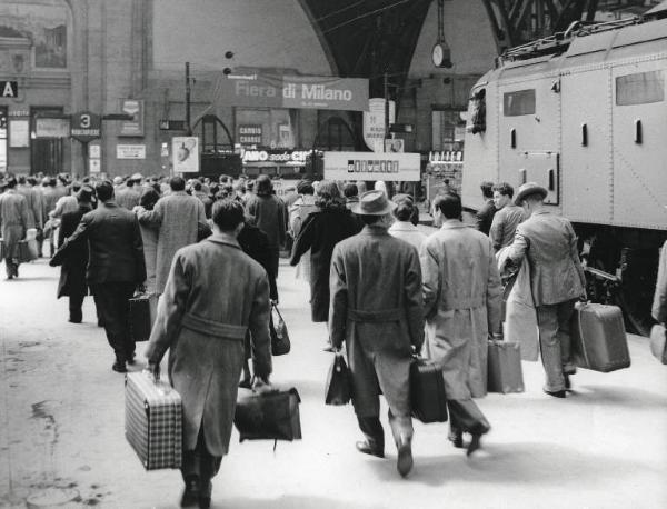 Milano - Stazione centrale - Striscione pubblicitario della Fiera campionaria di Milano del 1958