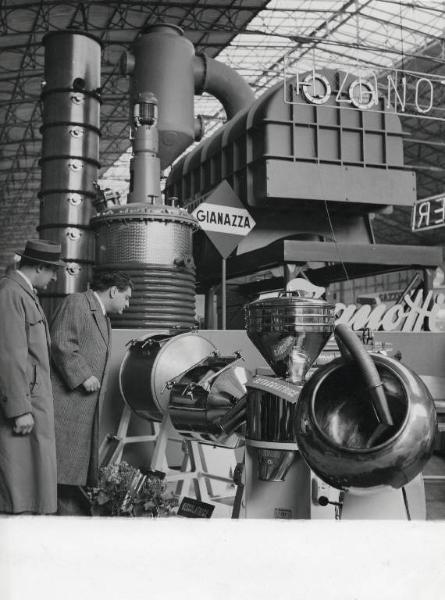 Fiera di Milano - Campionaria 1958 - Padiglione macchine e apparecchi per l'industria chimica e farmaceutica - Interno