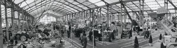 Fiera di Milano - Campionaria 1958 - Padiglione macchine e apparecchi per l'agricoltura - Interno - Veduta panoramica