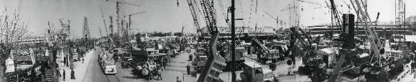Fiera di Milano - Campionaria 1958 - Settore dell'edilizia - Padiglione macchine e materiali per l'edilizia - Veduta panoramica