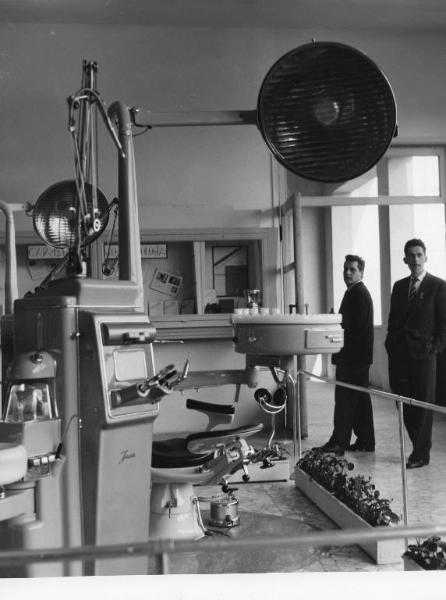 Fiera di Milano - Campionaria 1958 - Padiglione apparecchi e strumenti medicali, materiale odontoiatrico e sanitario, apparecchi elettroacustici - Interno
