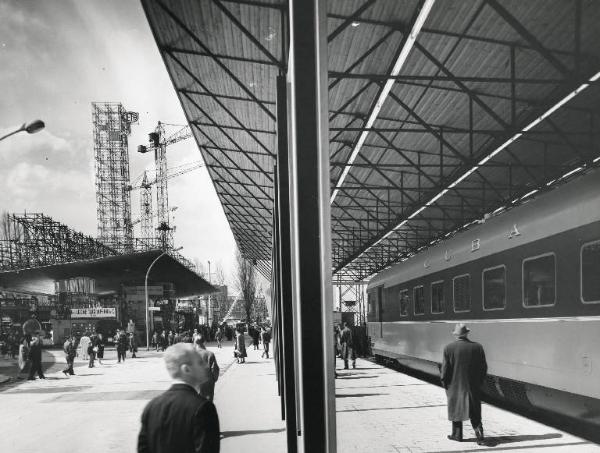 Fiera di Milano - Campionaria 1958 - Viale della siderurgia - Tettoia espositiva della Officine Meccaniche OM - Treno