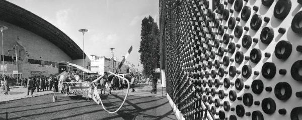 Fiera di Milano - Campionaria 1959 - Viale dell'industria - Padiglione dell'ENI (Ente nazionale idrocarburi) - Particolare esterno