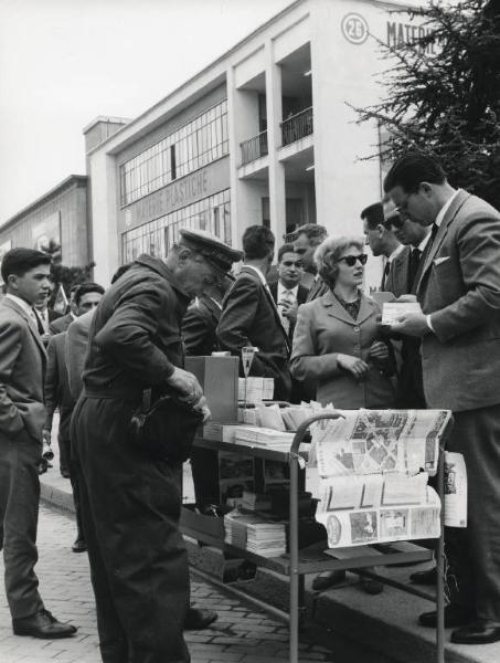Fiera di Milano - Campionaria 1959 - Viale materie plastiche - Distribuzione di piantine del quartiere fieristico ai visitatori