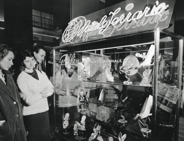Fiera di Milano - Campionaria 1959 - Padiglione delle calzature di qualità - Interno