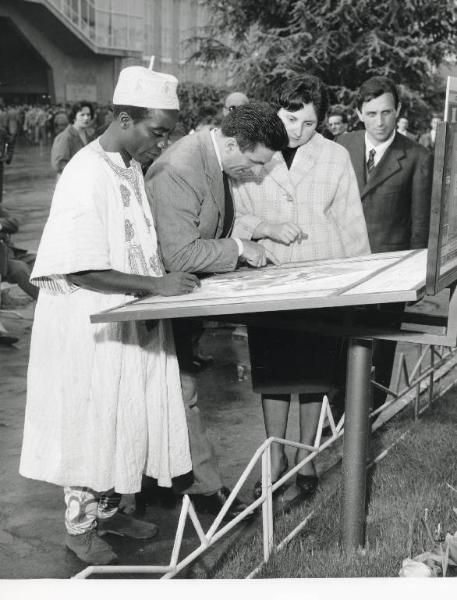 Fiera di Milano - Campionaria 1960 - Visita del giornalista nigeriano del "The Daily Times" E.J. Ako Bryant