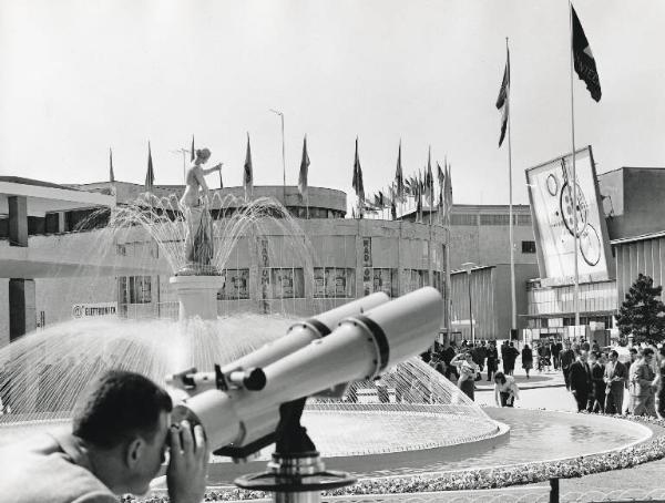 Fiera di Milano - Campionaria 1960 - Largo nazioni - Fontana - Binocolo panoramico