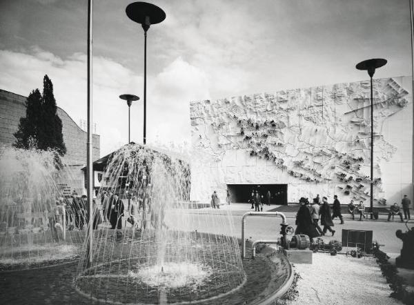 Fiera di Milano - Campionaria 1960 - Padiglione dell'ENI (Ente Nazionale Idrocarburi) - Veduta esterna - Installazione pompe idrauliche