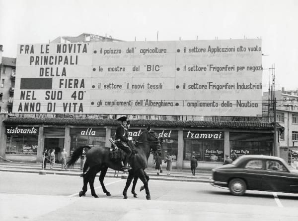 Milano - Viale Boezio - Ristorante alla fermata del tramvai e cartellone pubblicitario