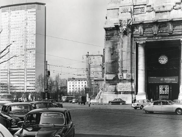 Milano - Stazione centrale - Striscione pubblicitario della Fiera campionaria di Milano del 1960