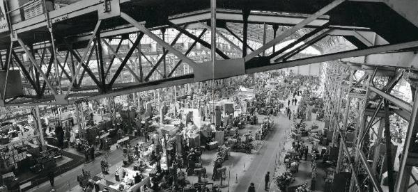 Fiera di Milano - Campionaria 1960 - Padiglione macchine utensili e utensileria per la lavorazione dei metalli, macchine per la pressofusione dei metalli - Interno - Veduta panoramica