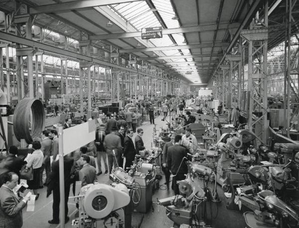 Fiera di Milano - Campionaria 1960 - Padiglione macchine utensili e utensileria per la lavorazione dei metalli, macchine per la pressofusione dei metalli - Interno