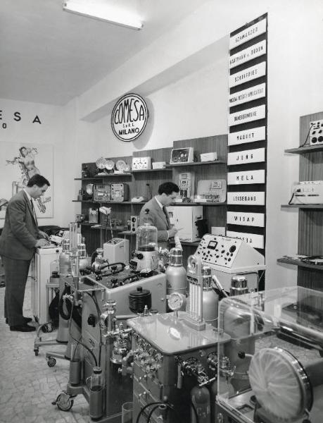 Fiera di Milano - Campionaria 1960 - Padiglione apparecchi e strumenti medicali, materiale odontoiatrico e sanitario e apparecchi elettroacustici - Interno