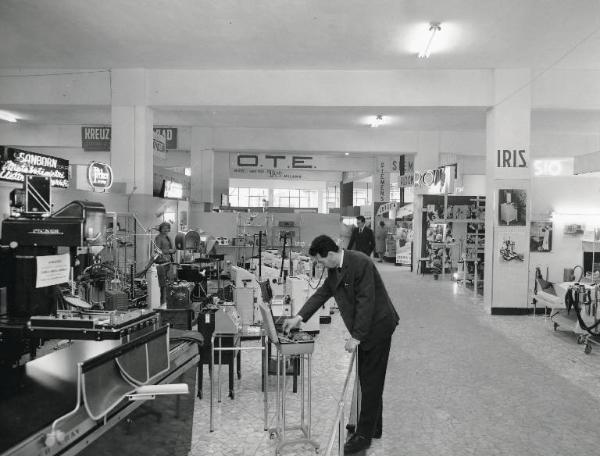 Fiera di Milano - Campionaria 1960 - Padiglione apparecchi e strumenti medicali, materiale odontoiatrico e sanitario e apparecchi elettroacustici - Interno