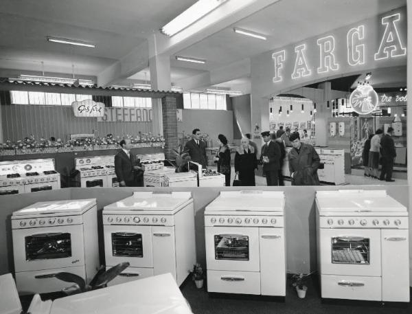 Fiera di Milano - Campionaria 1960 - Padiglione forniture e impianti per la casa, per il bar, per il negozio, per l'albergo, bilance e strumenti per pesare - Interno