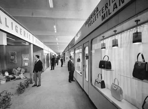Fiera di Milano - Campionaria 1960 - Padiglione cuoio, pellami, macchine per concerie e lavorazione cuoi - Interno