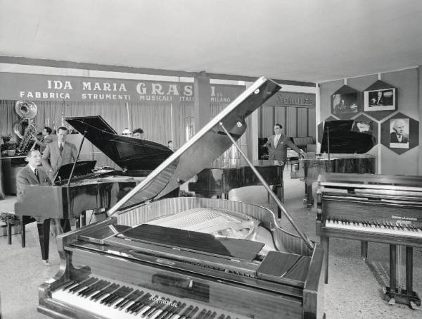 Fiera di Milano - Campionaria 1960 - Padiglione apparecchi e strumenti musicali - Interno