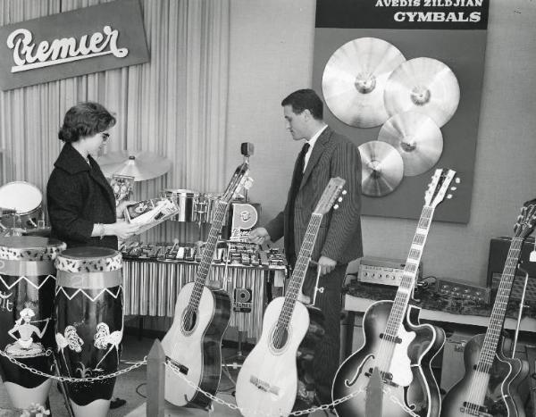Fiera di Milano - Campionaria 1960 - Padiglione apparecchi e strumenti musicali - Interno
