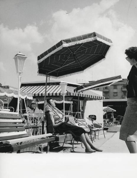 Fiera di Milano - Campionaria 1960 - Terrazzo Belvedere - Mobili e giuochi da giardino, attrezzature e prodotti per giardinaggio, aiuole fiorite, giardini pensili - Visitatori