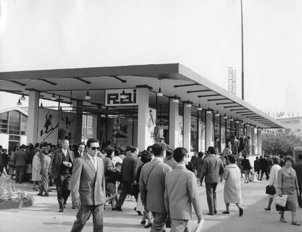 Fiera di Milano - Campionaria 1960 - Auditorio della RAI - Veduta esterna - Visitatori